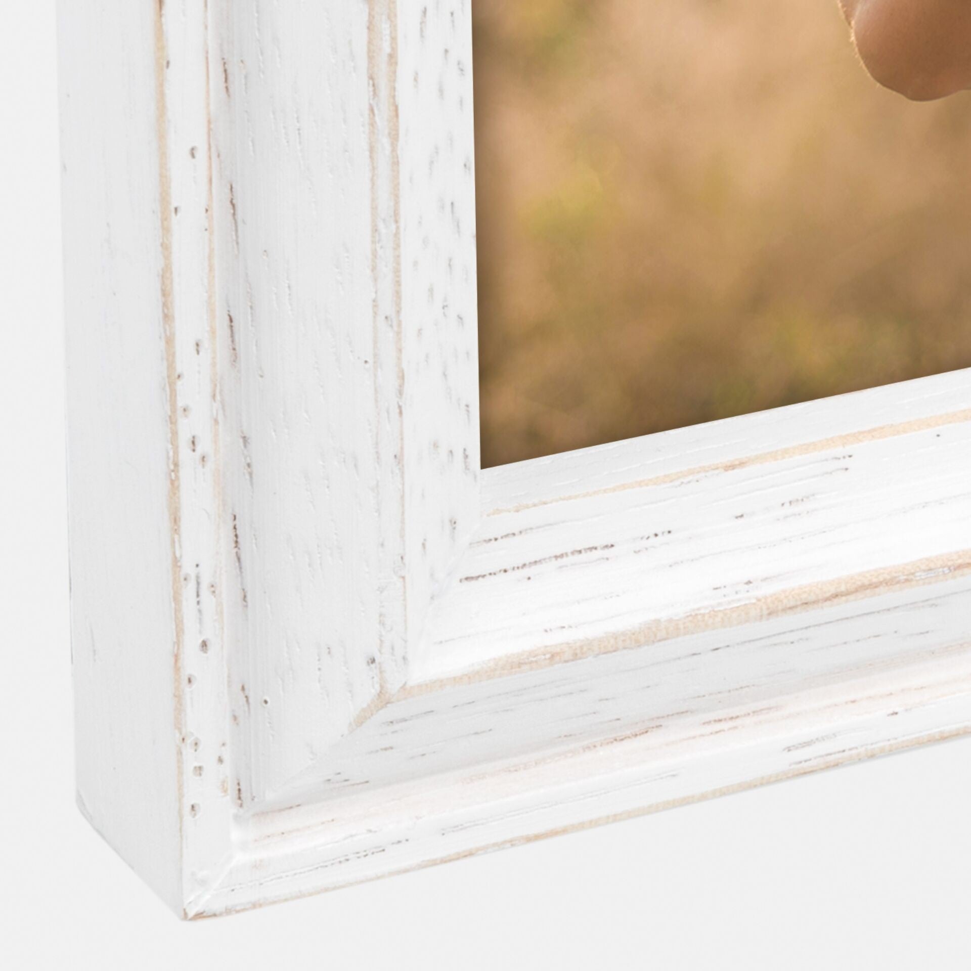 A ZEP white frame featuring a touching photograph of a mother and her daughter, capturing a special moment. Detailed corner.