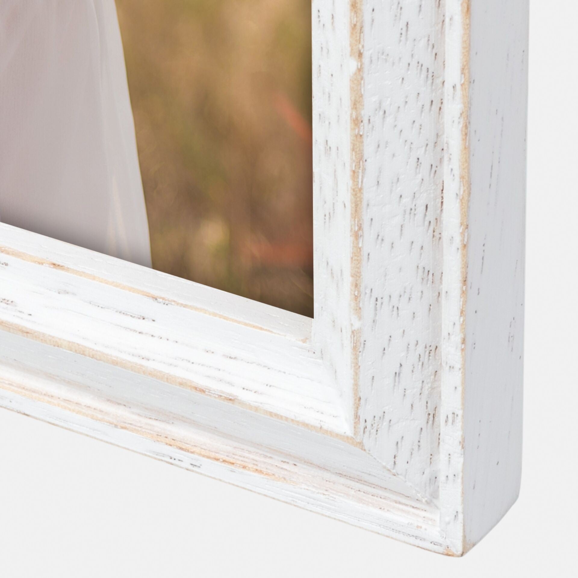 A ZEP white frame featuring a touching photograph of a mother and her daughter, capturing a special moment. Detailed corner.