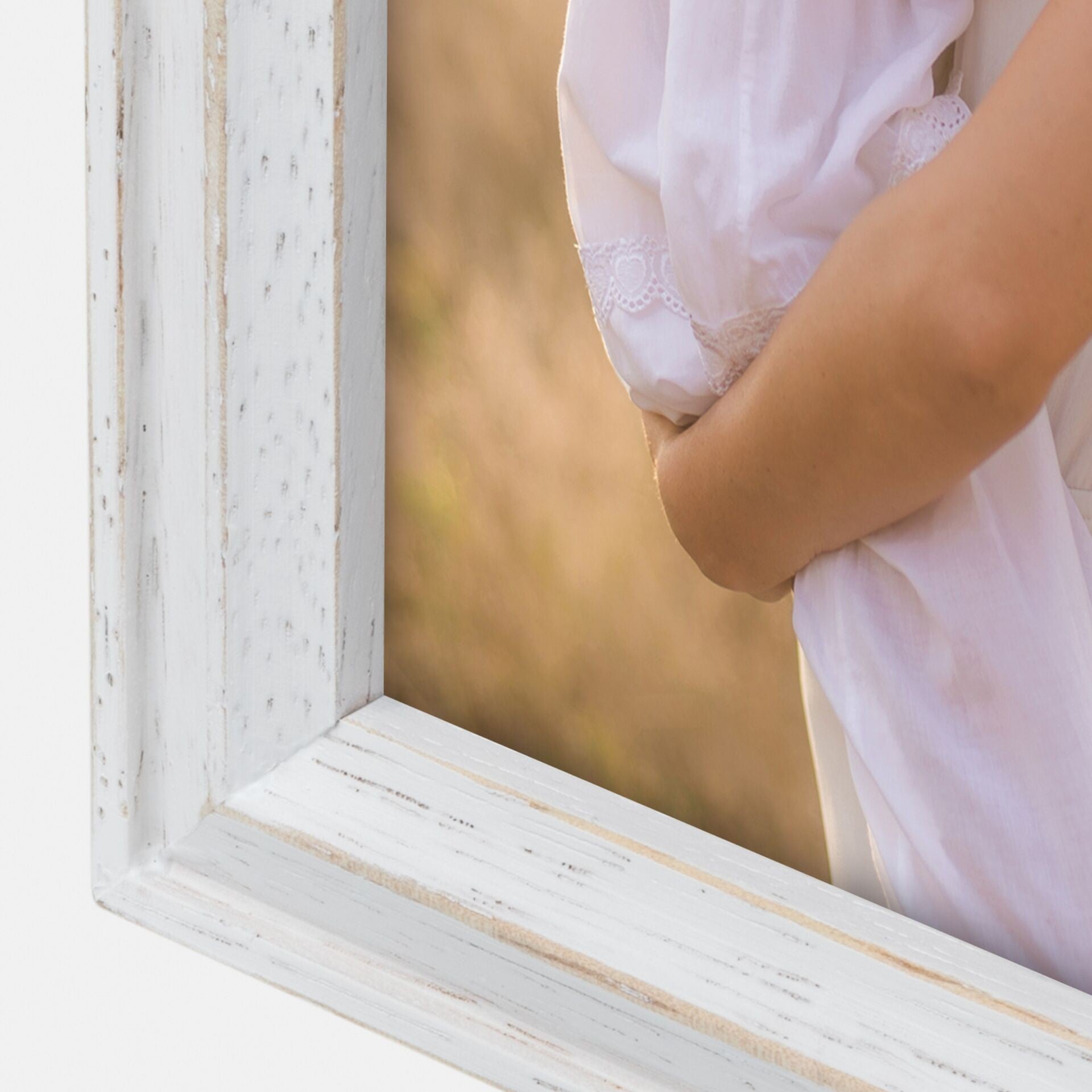 A ZEP white frame featuring a touching photograph of a mother and her daughter, capturing a special moment. Detailed corner.