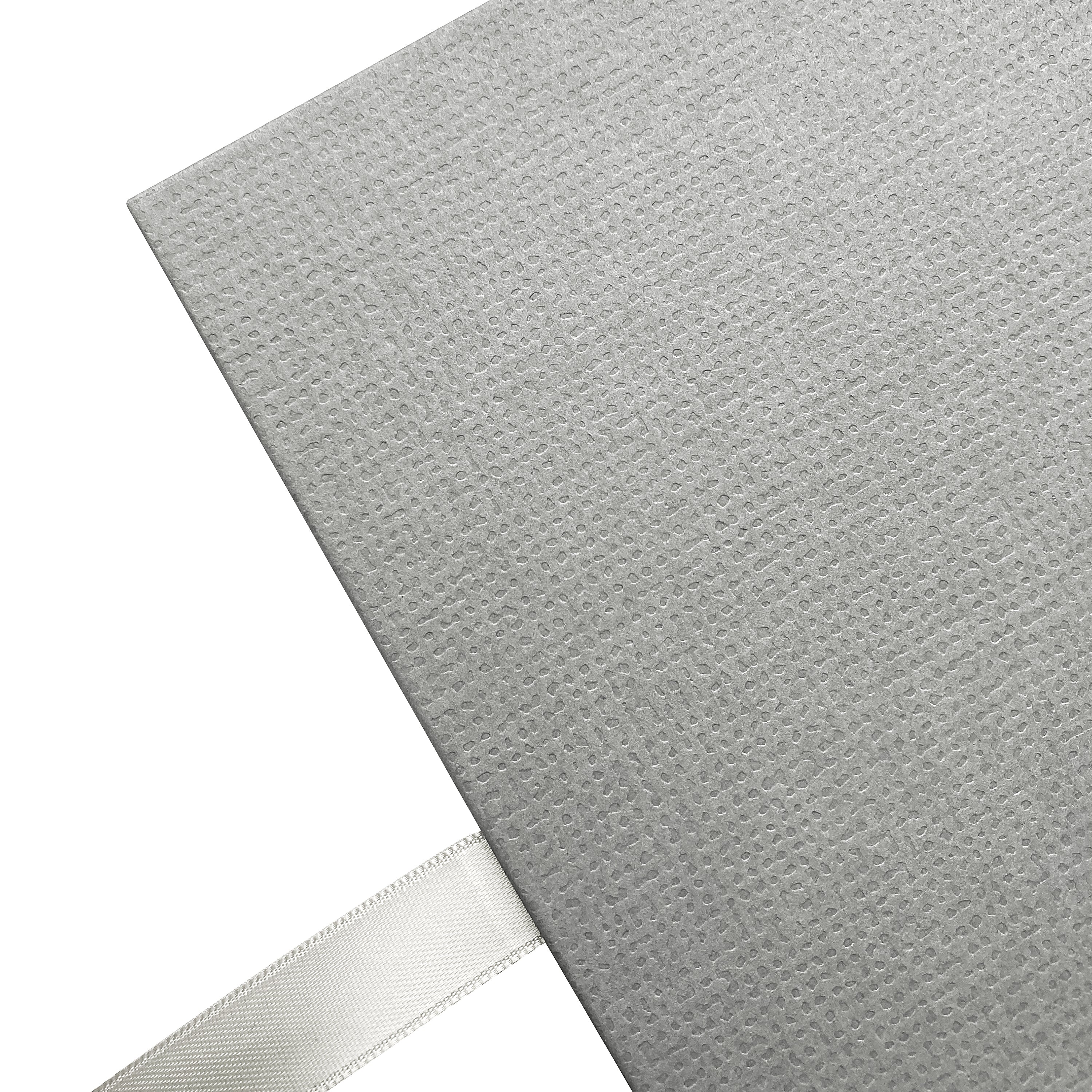  A beautifully crafted grey Goldbuch leporello featuring a charming light grey bow.