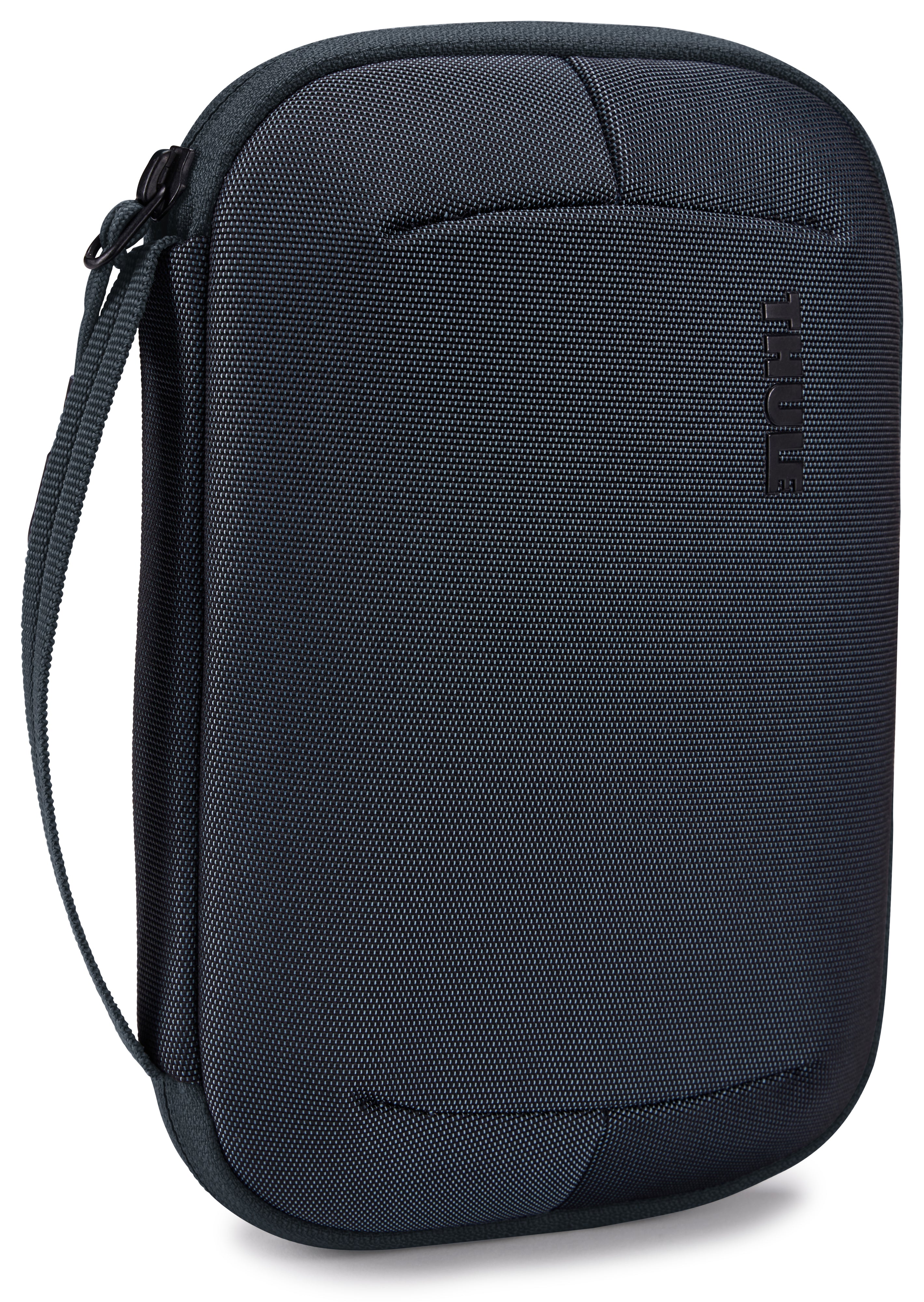 Versatile Thule PowerShuttle case, provides storage for chargers, cords, small electronics and other items, quick access to gear and a comfortable carry in any environment.