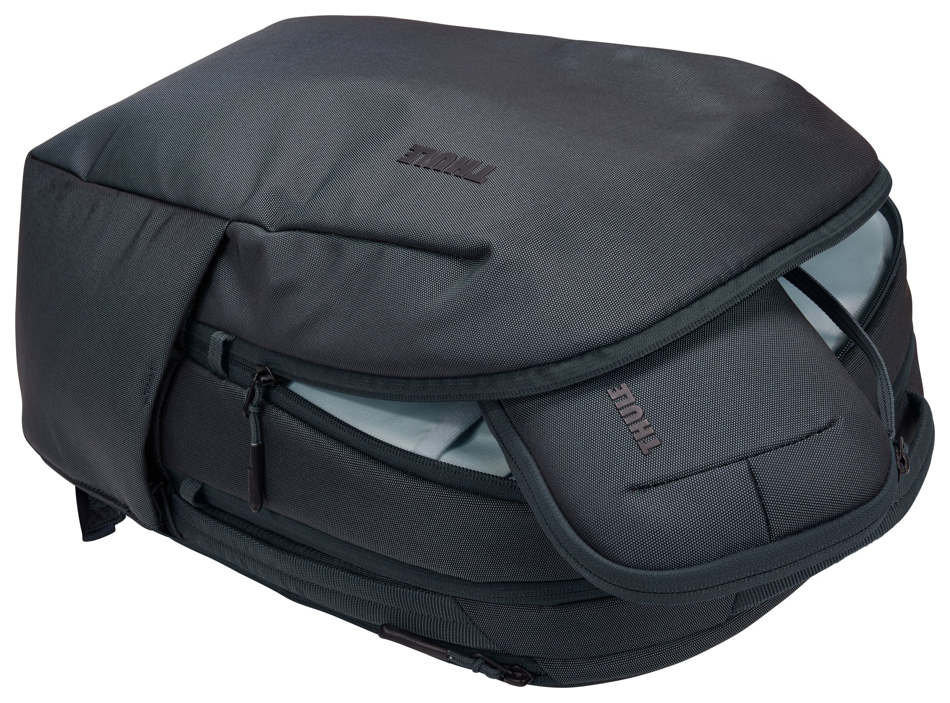 Versatile Thule PowerShuttle case, provides storage for chargers, cords, small electronics and other items, quick access to gear and a comfortable carry in any environment.