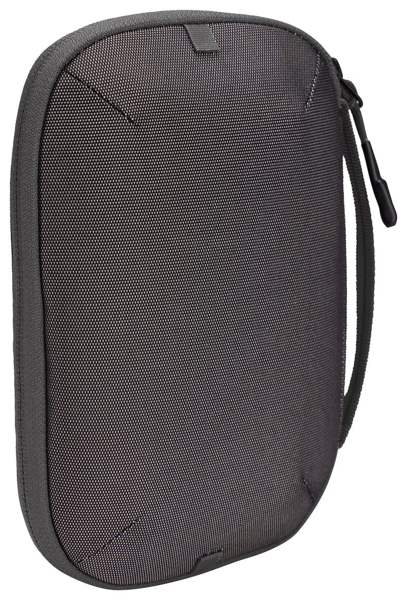 Versatile Thule PowerShuttle case, provides storage for chargers, cords, small electronics and other items, quick access to gear and a comfortable carry in any environment.