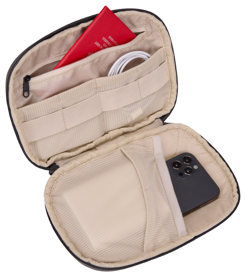 Versatile Thule PowerShuttle case, provides storage for chargers, cords, small electronics and other items, quick access to gear and a comfortable carry in any environment.