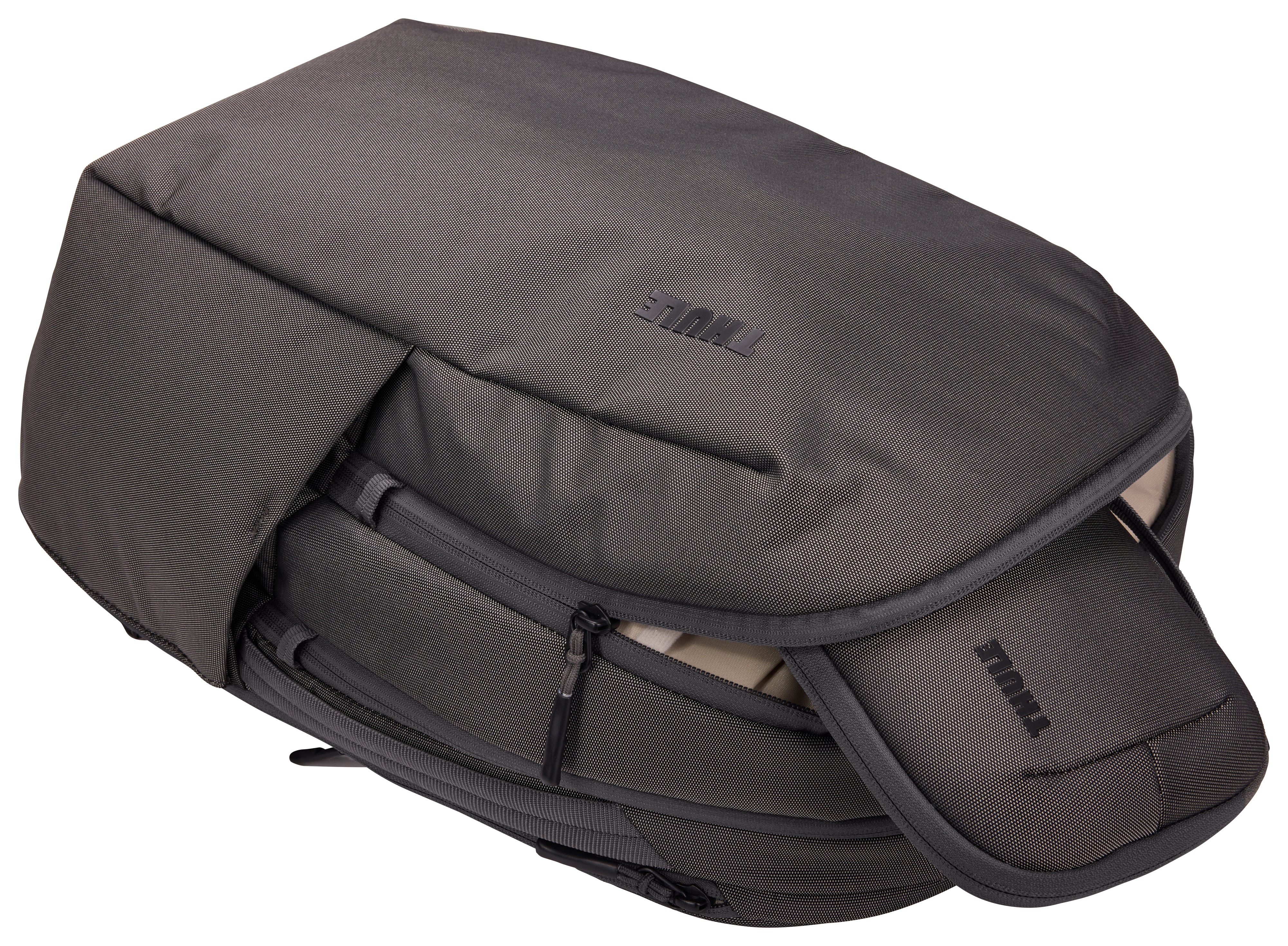 Versatile Thule PowerShuttle case, provides storage for chargers, cords, small electronics and other items, quick access to gear and a comfortable carry in any environment.