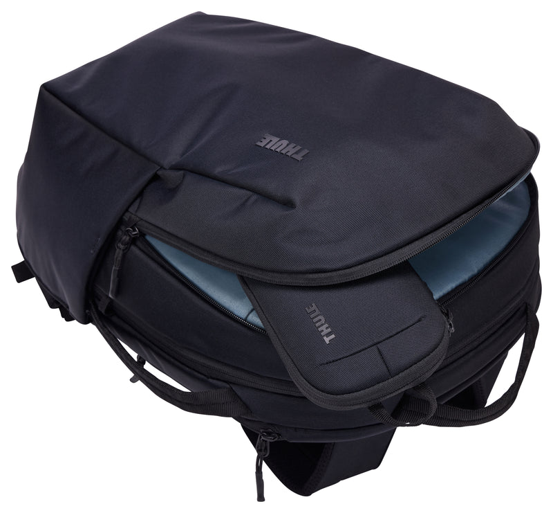 Versatile Thule PowerShuttle case, provides storage for chargers, cords, small electronics and other items, quick access to gear and a comfortable carry in any environment.