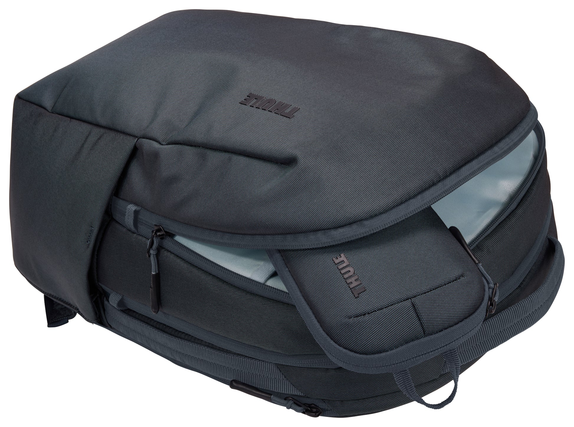 Versatile Thule PowerShuttle case, provides storage for chargers, cords, small electronics and other items, quick access to gear and a comfortable carry in any environment.