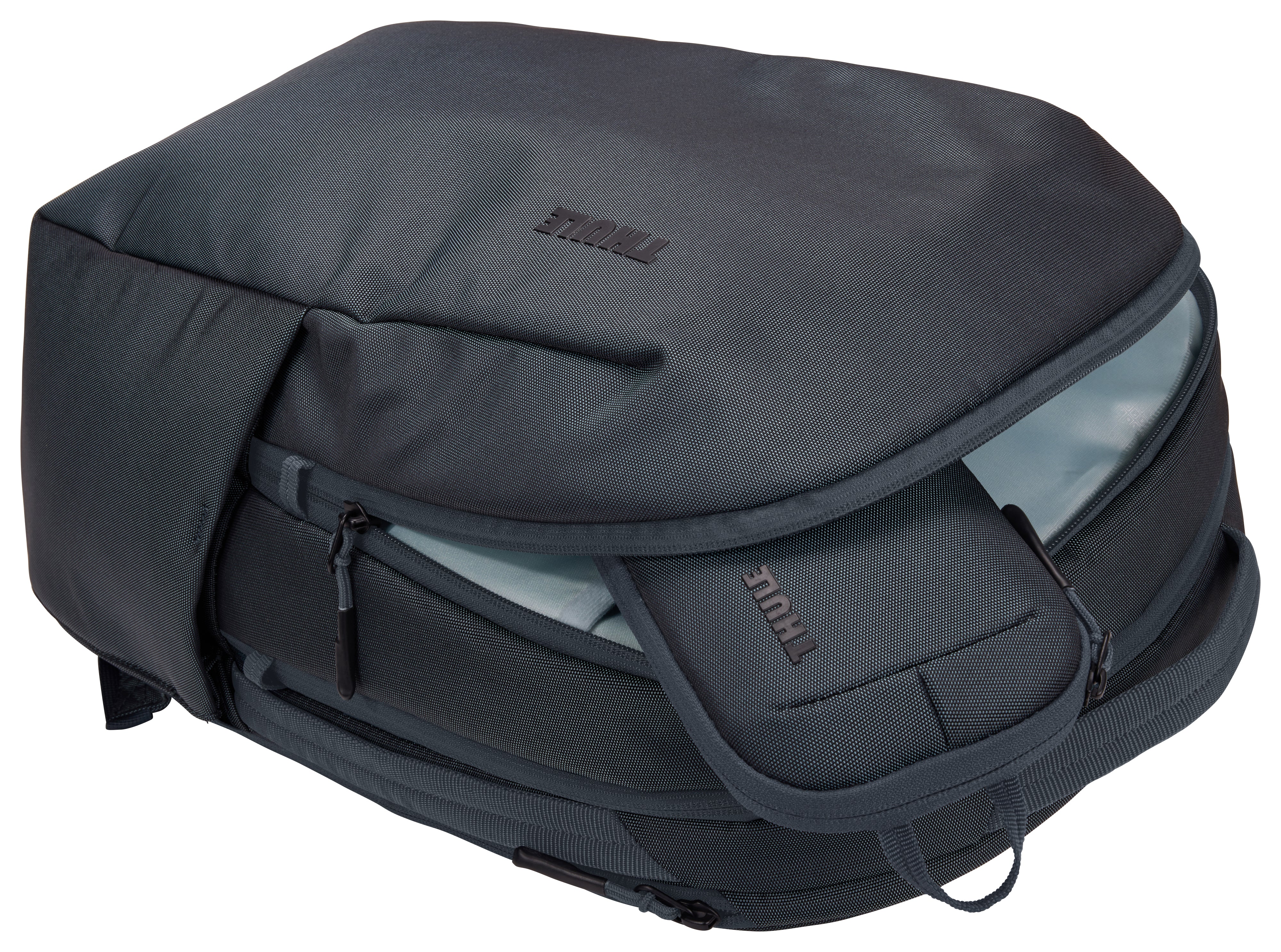 Versatile Thule PowerShuttle case, provides storage for chargers, cords, small electronics and other items, quick access to gear and a comfortable carry in any environment.