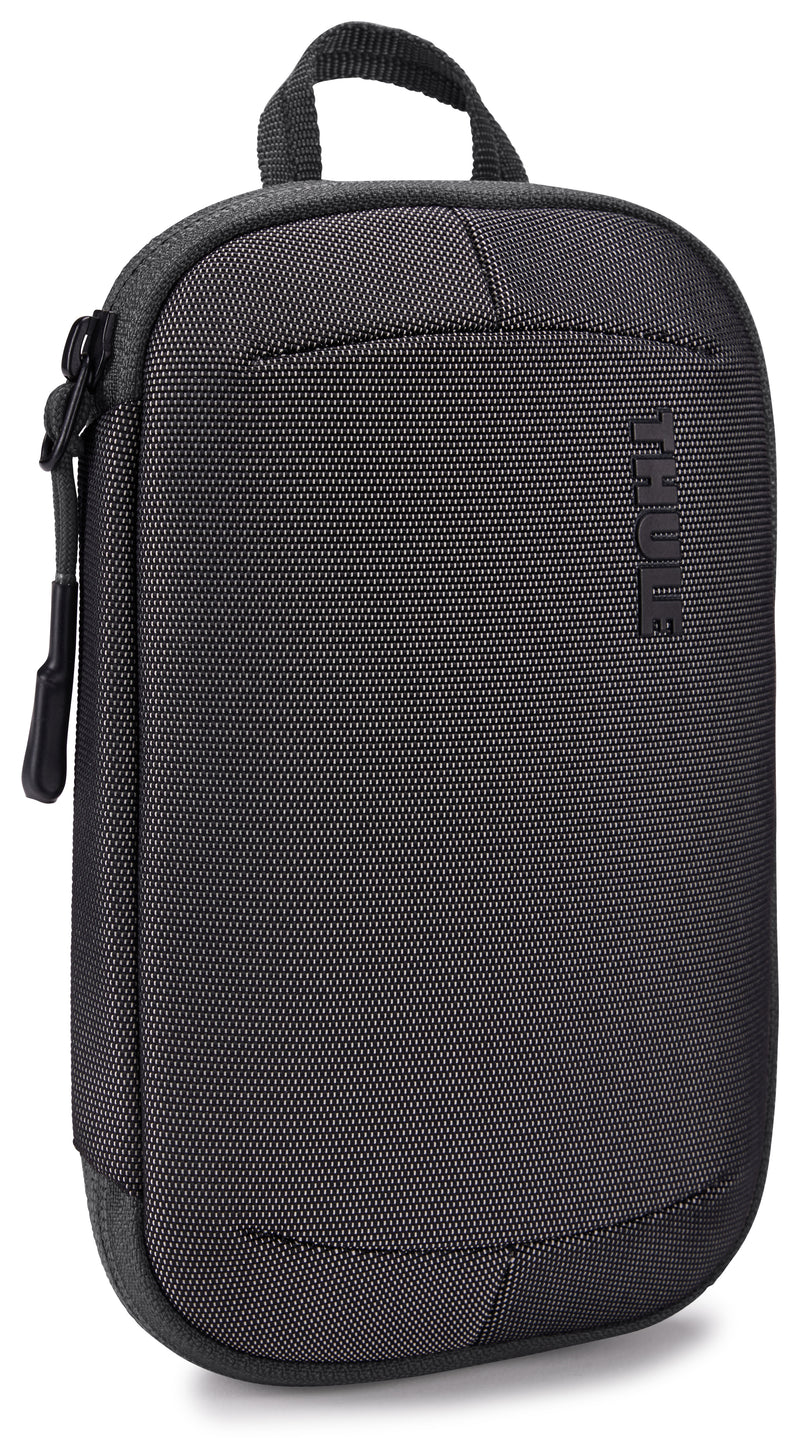 Versatile Thule PowerShuttle case, provides storage for chargers, cords, small electronics and other items, quick access to gear and a comfortable carry in any environment.