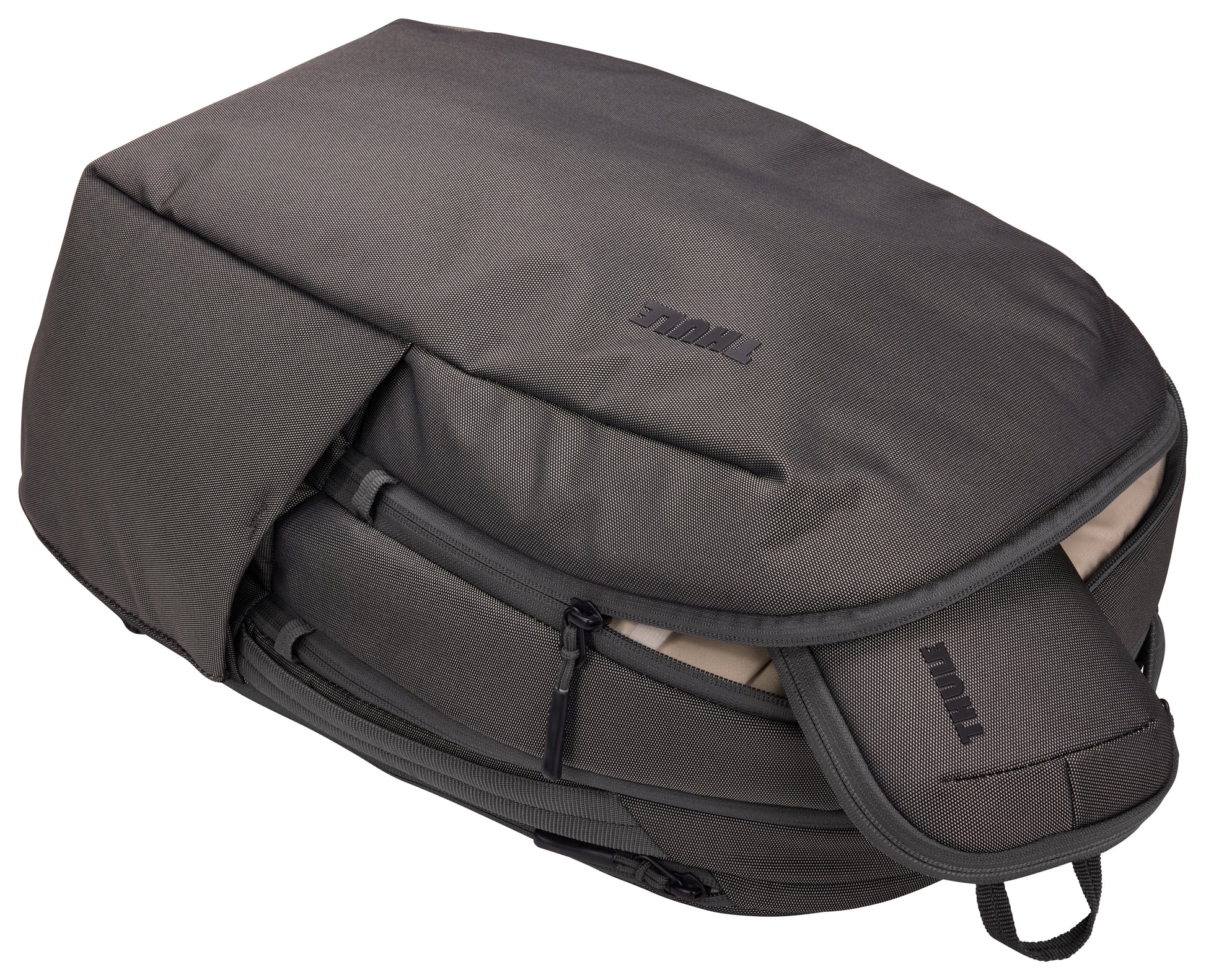 Versatile Thule PowerShuttle case, provides storage for chargers, cords, small electronics and other items, quick access to gear and a comfortable carry in any environment.