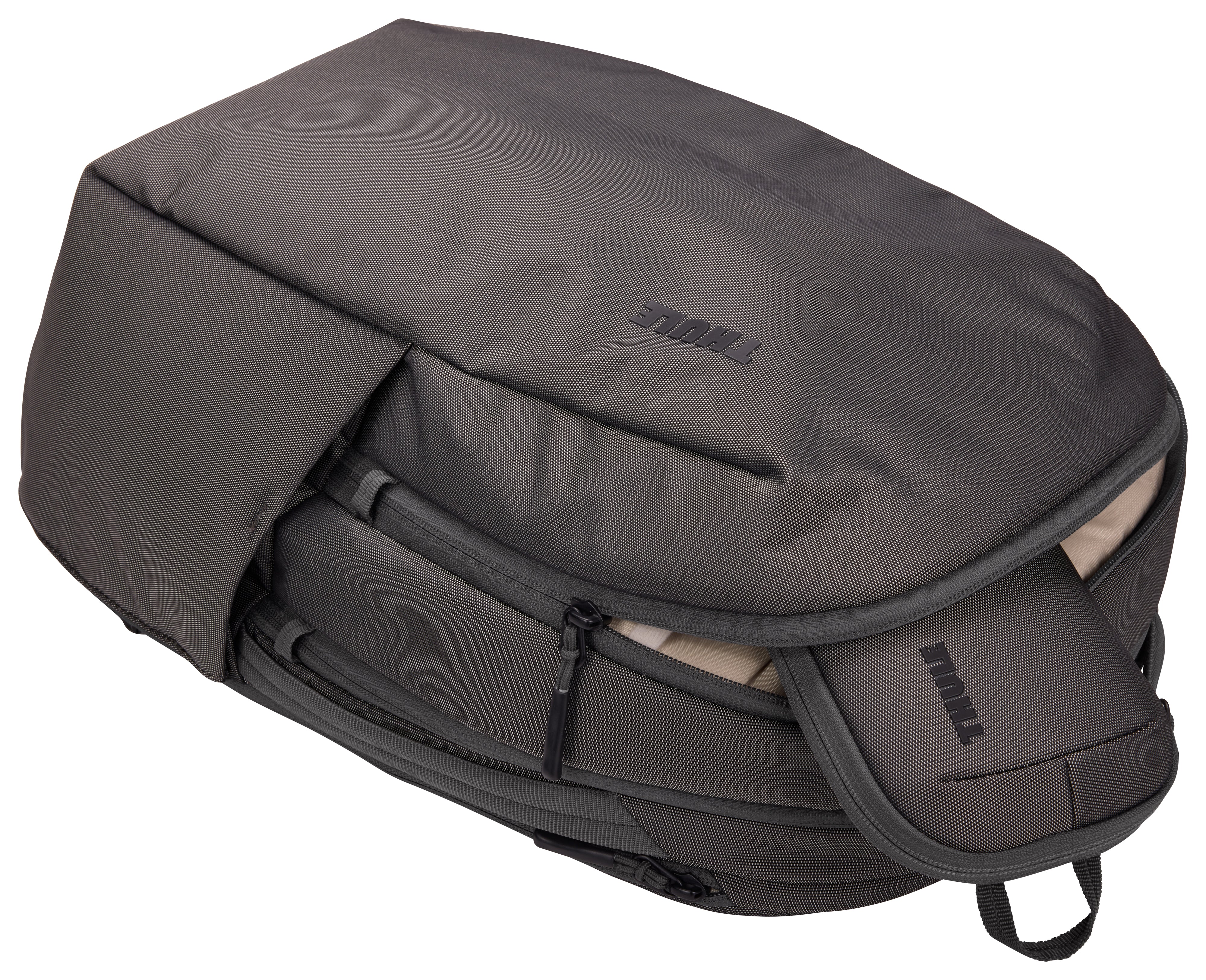 Versatile Thule PowerShuttle case, provides storage for chargers, cords, small electronics and other items, quick access to gear and a comfortable carry in any environment.