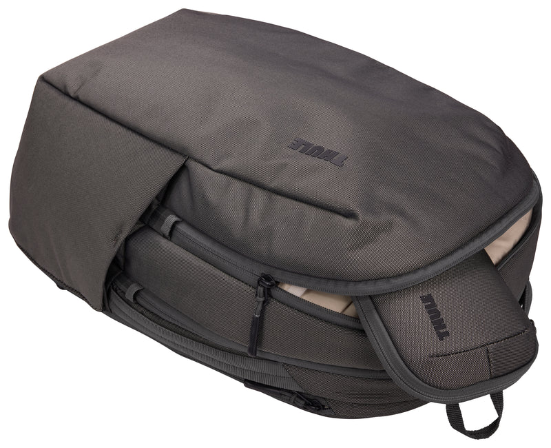 Versatile Thule PowerShuttle case, provides storage for chargers, cords, small electronics and other items, quick access to gear and a comfortable carry in any environment.