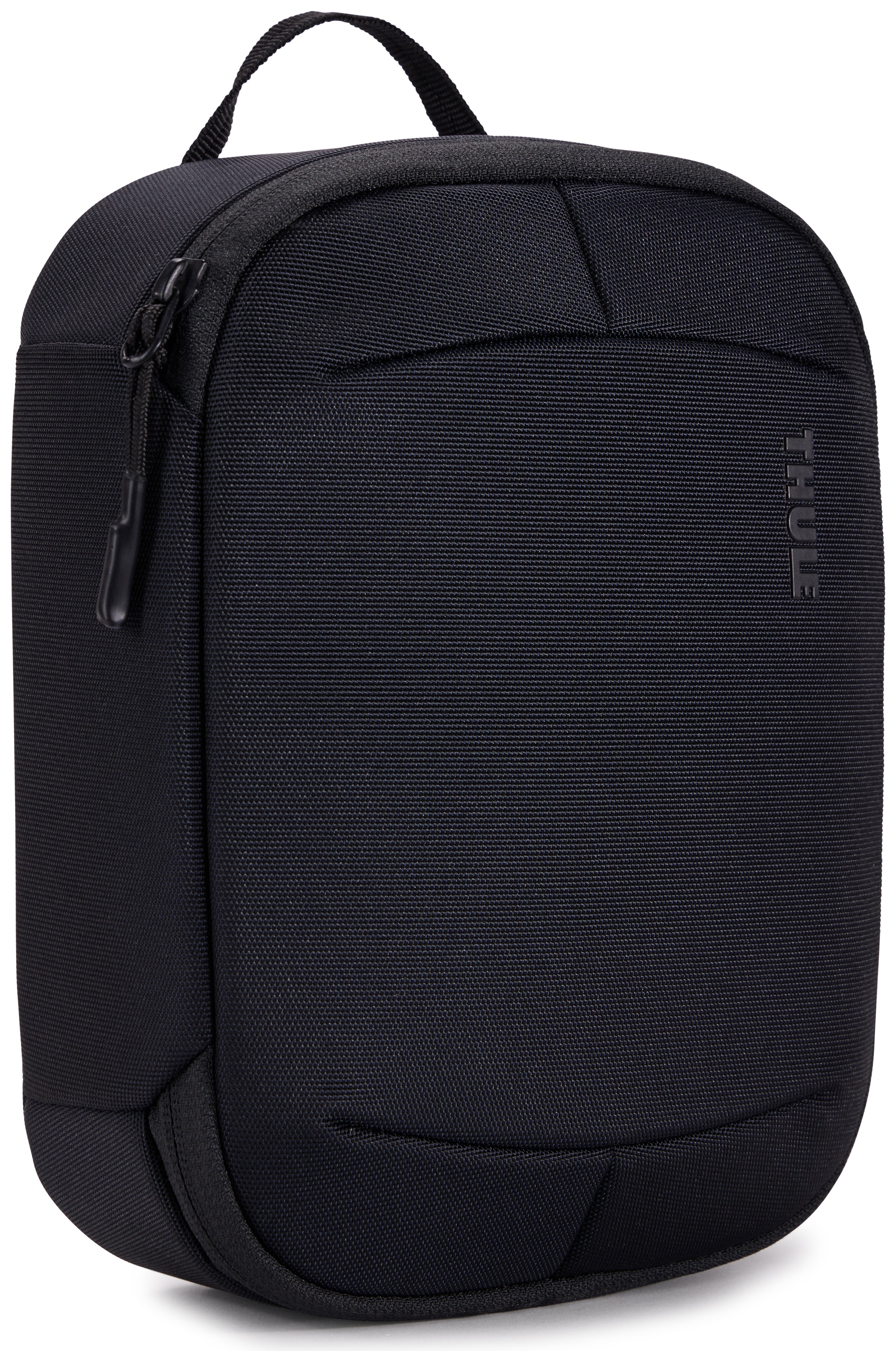 Versatile Thule PowerShuttle case, provides storage for chargers, cords, small electronics and other items, quick access to gear and a comfortable carry in any environment.