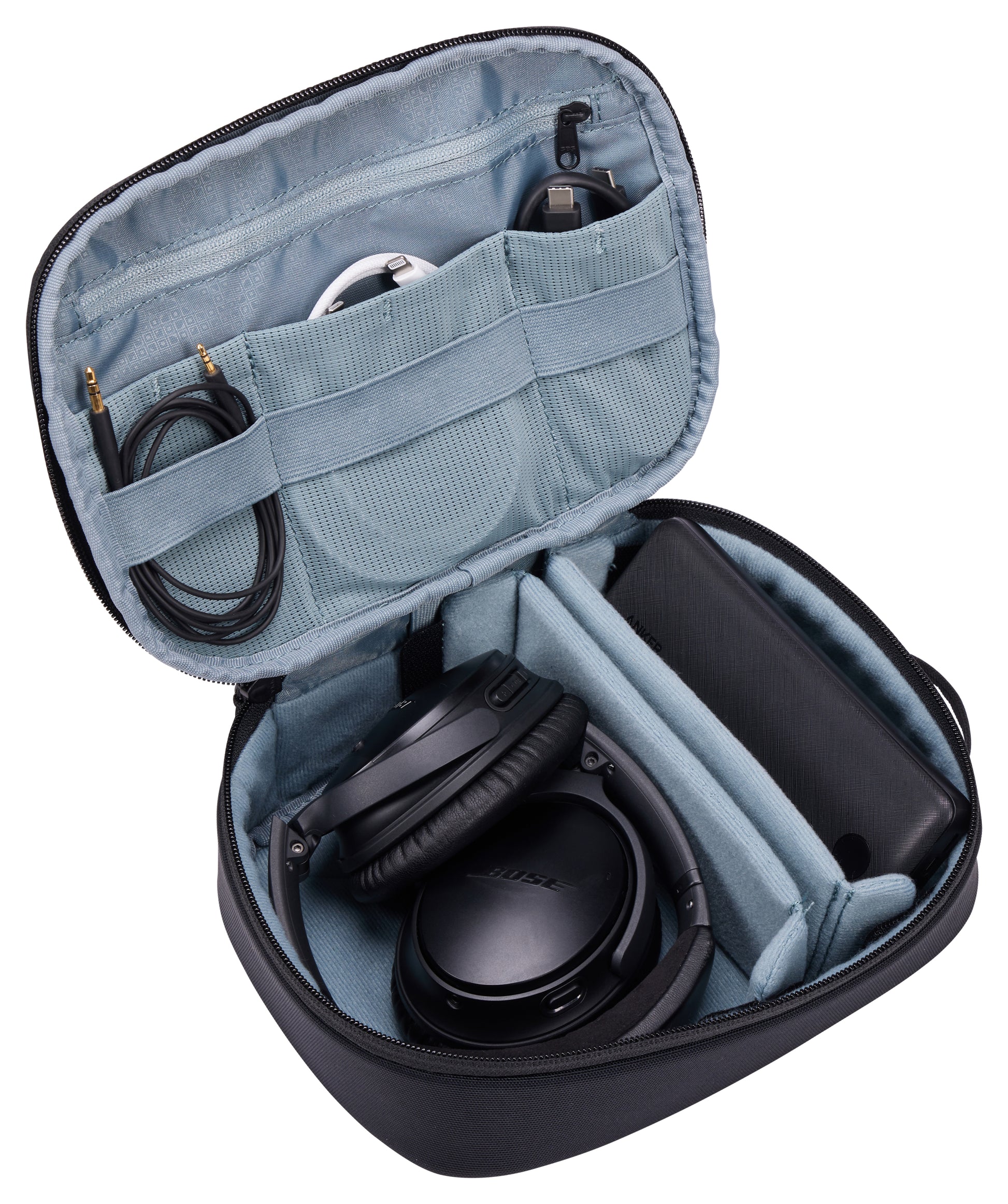 Versatile Thule PowerShuttle case, provides storage for chargers, cords, small electronics and other items, quick access to gear and a comfortable carry in any environment.