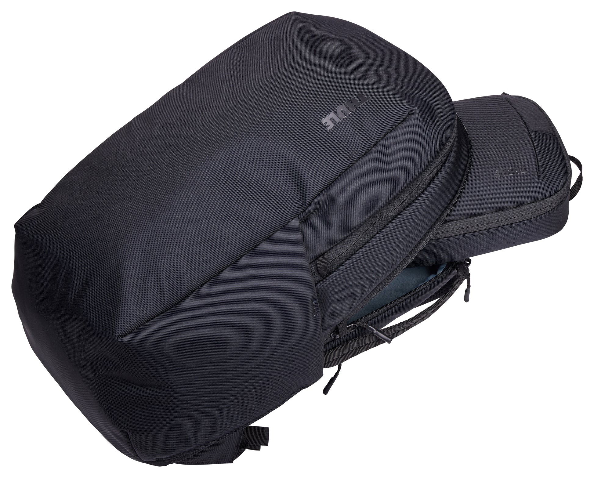 Versatile Thule PowerShuttle case, provides storage for chargers, cords, small electronics and other items, quick access to gear and a comfortable carry in any environment.