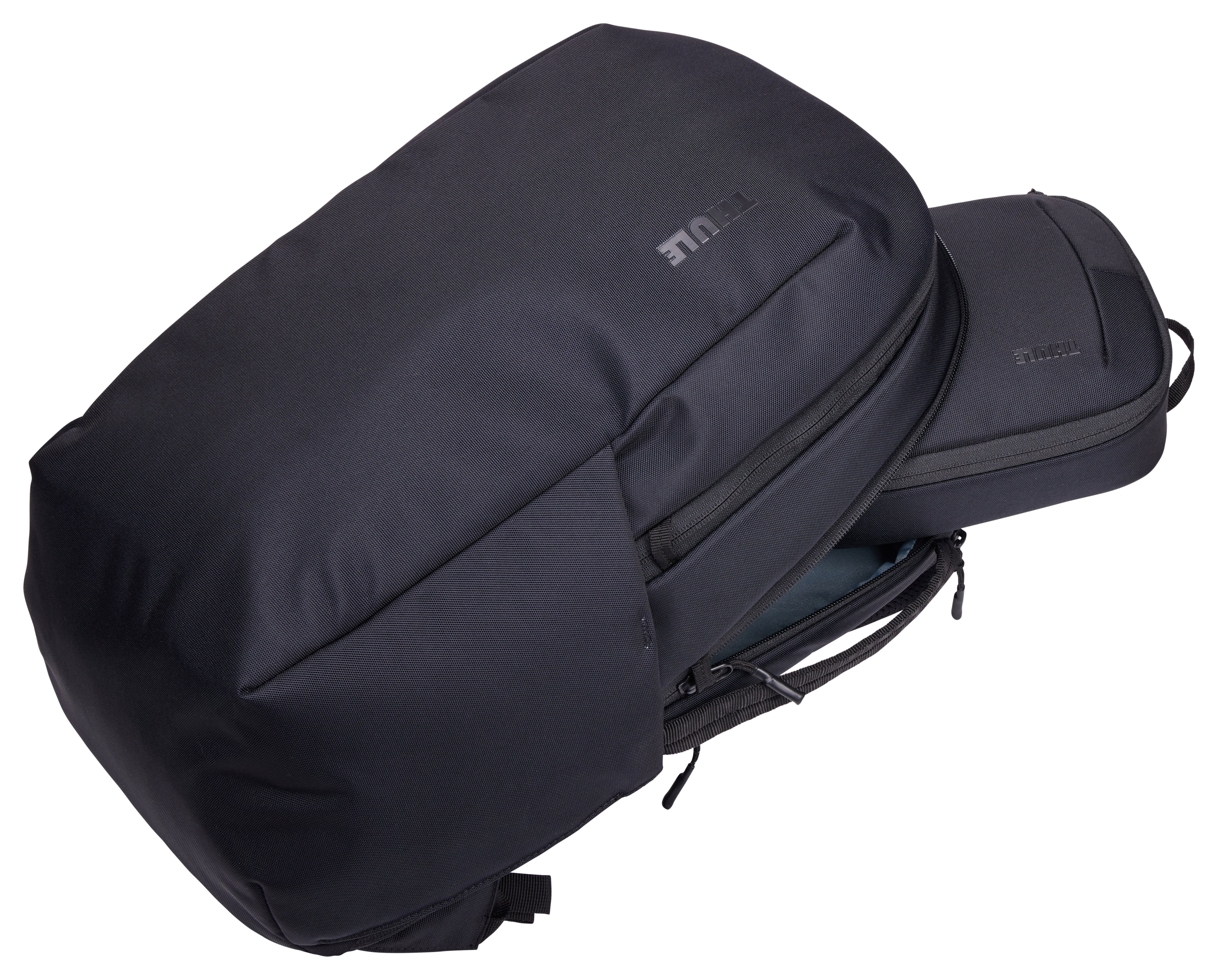 Versatile Thule PowerShuttle case, provides storage for chargers, cords, small electronics and other items, quick access to gear and a comfortable carry in any environment.