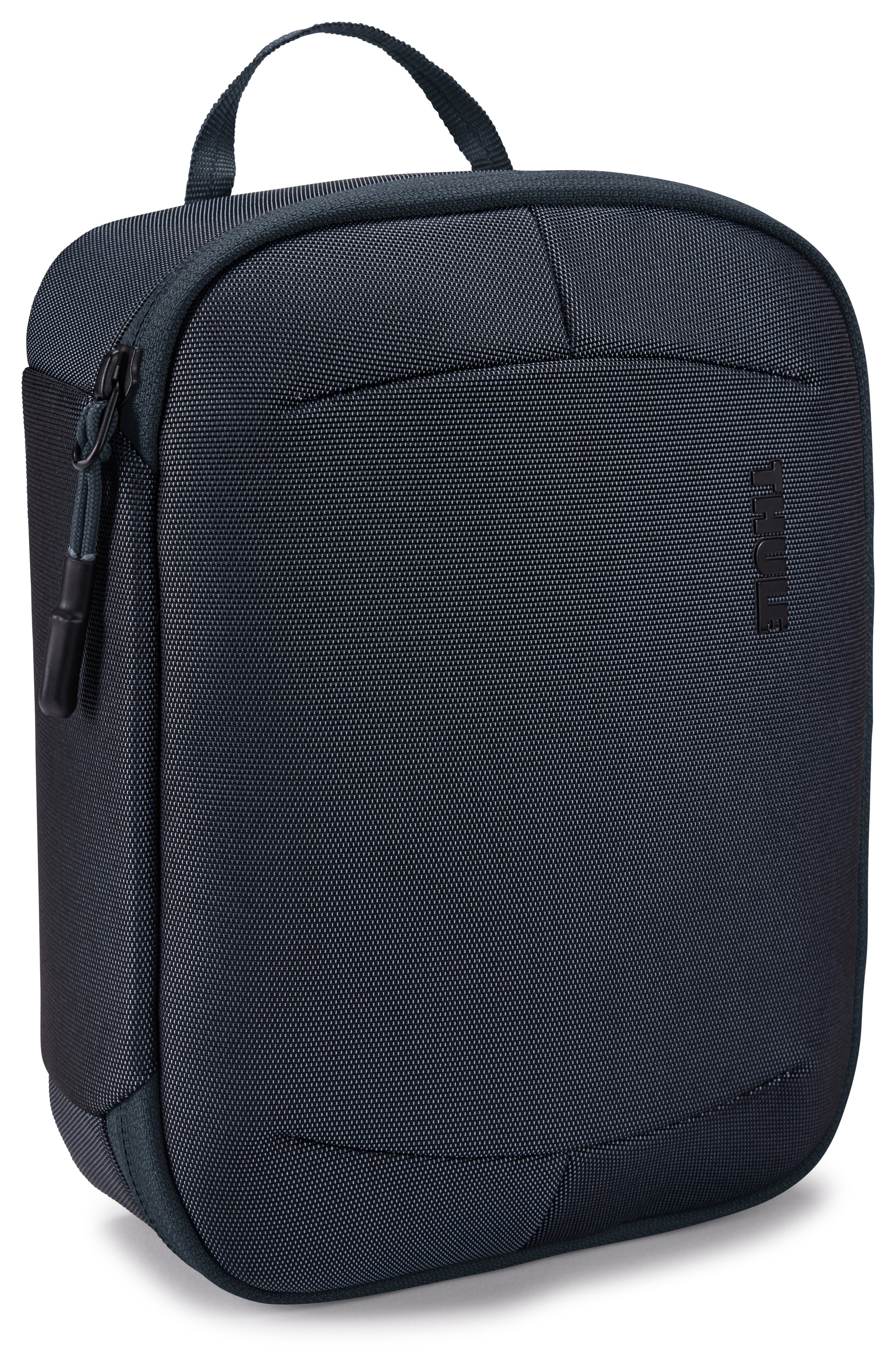 Versatile Thule PowerShuttle case, provides storage for chargers, cords, small electronics and other items, quick access to gear and a comfortable carry in any environment.