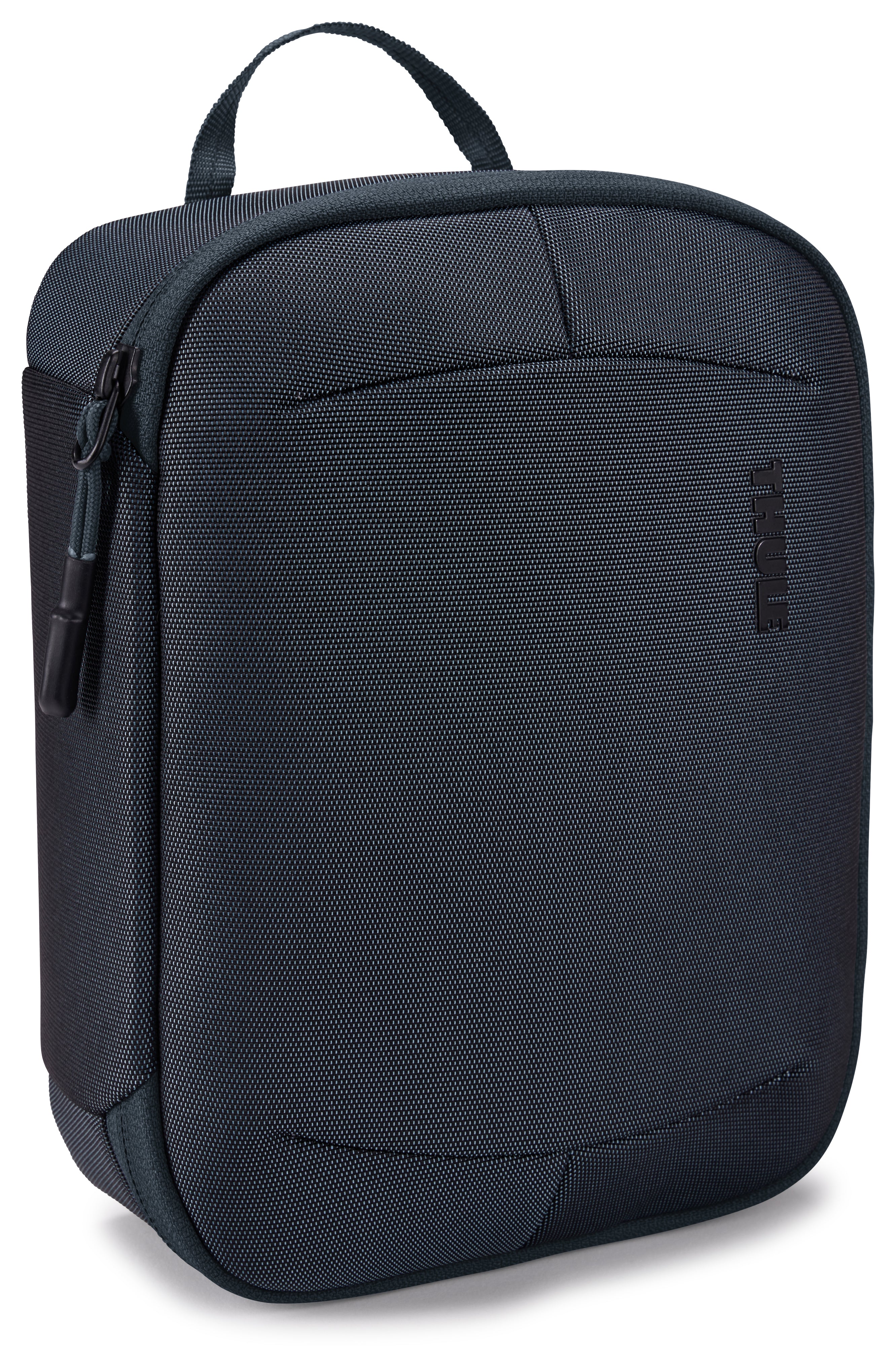 Versatile Thule PowerShuttle case, provides storage for chargers, cords, small electronics and other items, quick access to gear and a comfortable carry in any environment.