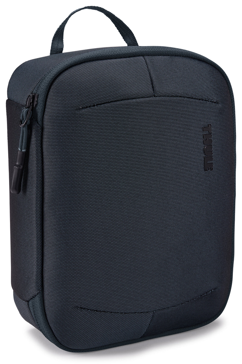 Versatile Thule PowerShuttle case, provides storage for chargers, cords, small electronics and other items, quick access to gear and a comfortable carry in any environment.