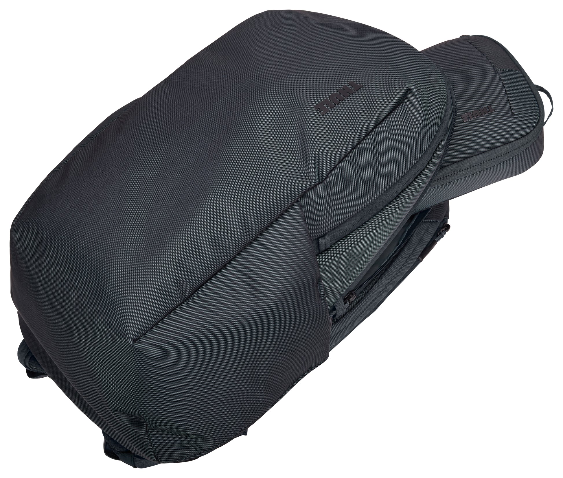 Versatile Thule PowerShuttle case, provides storage for chargers, cords, small electronics and other items, quick access to gear and a comfortable carry in any environment.