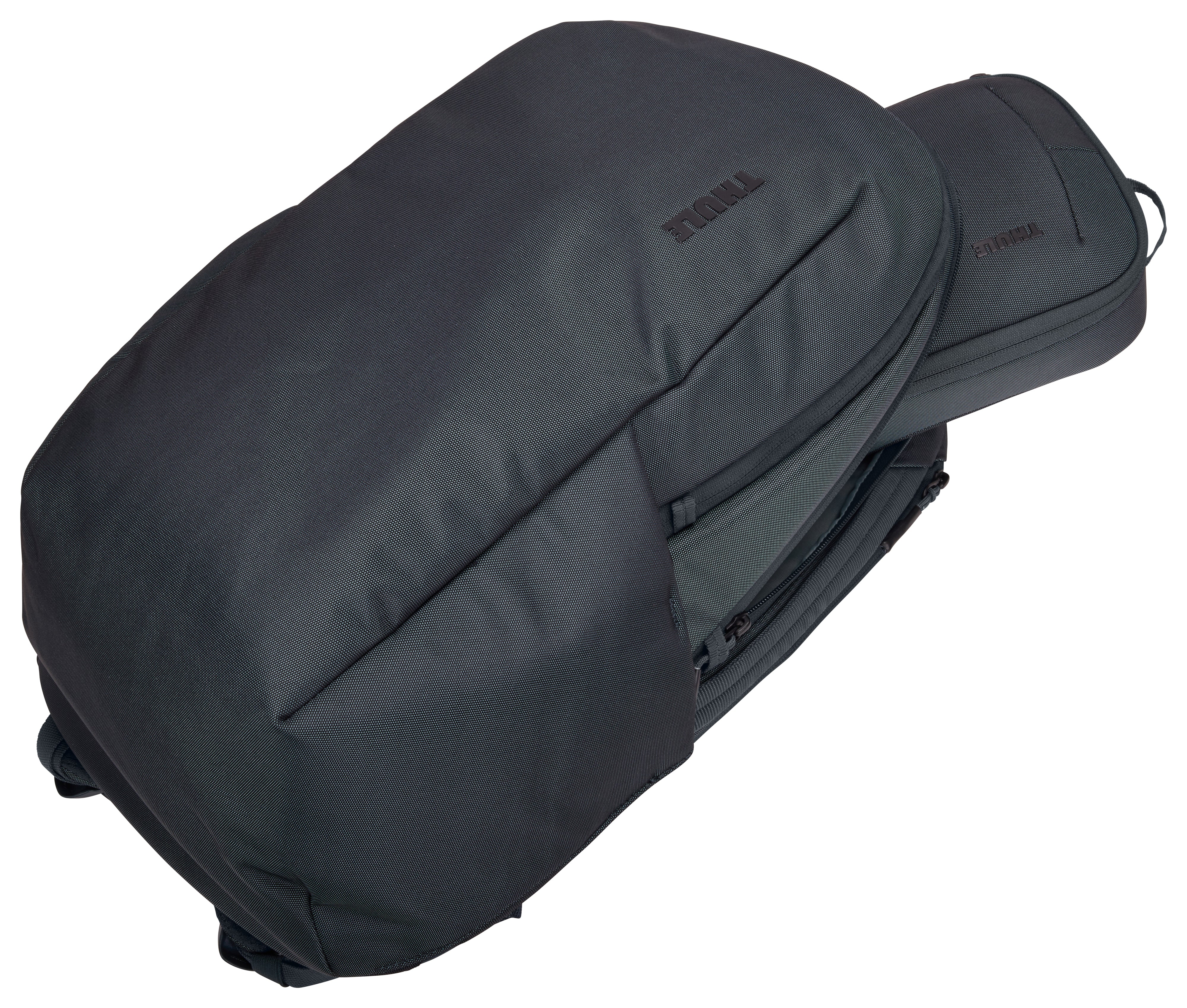 Versatile Thule PowerShuttle case, provides storage for chargers, cords, small electronics and other items, quick access to gear and a comfortable carry in any environment.