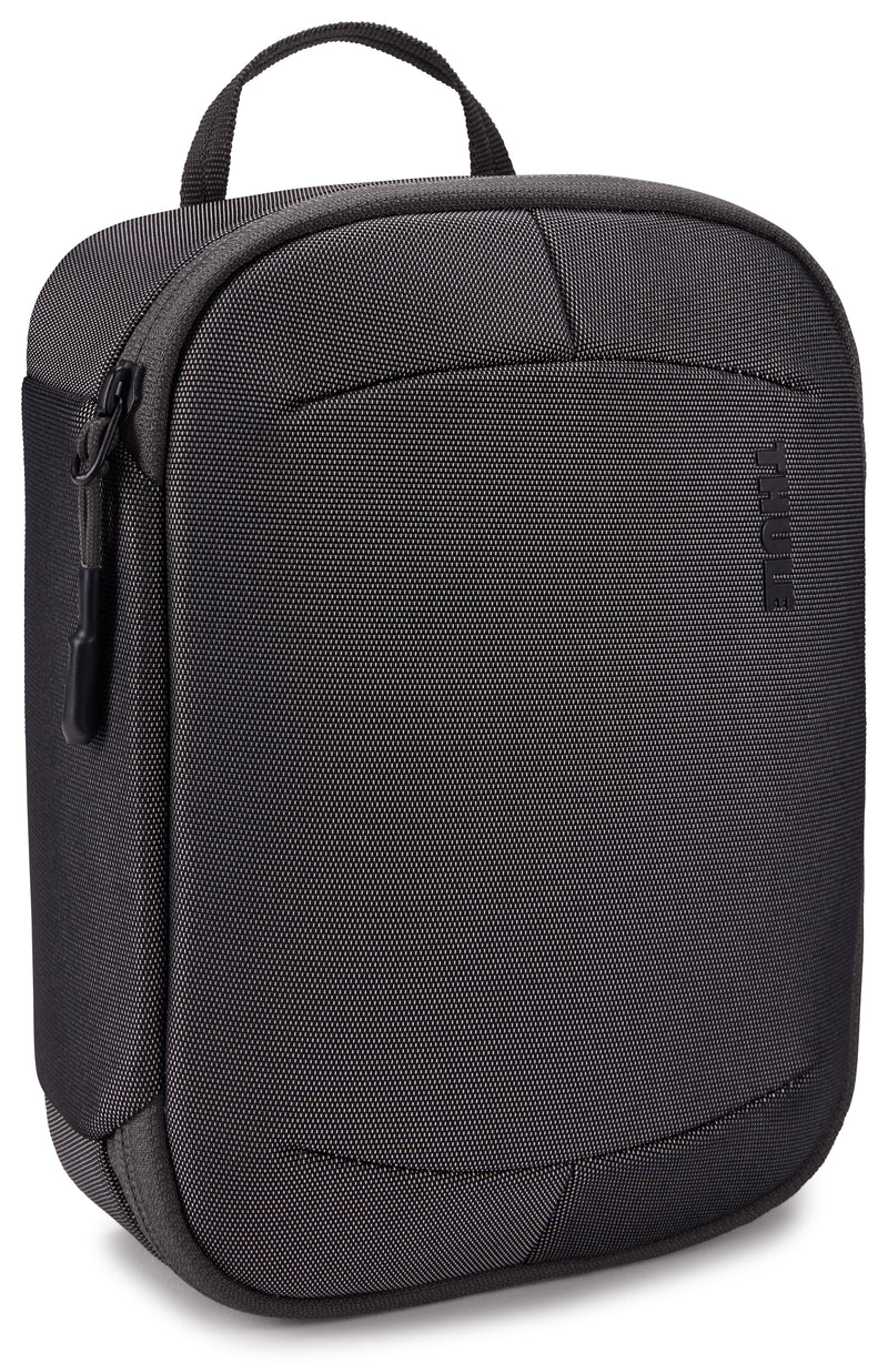 Versatile Thule PowerShuttle case, provides storage for chargers, cords, small electronics and other items, quick access to gear and a comfortable carry in any environment.