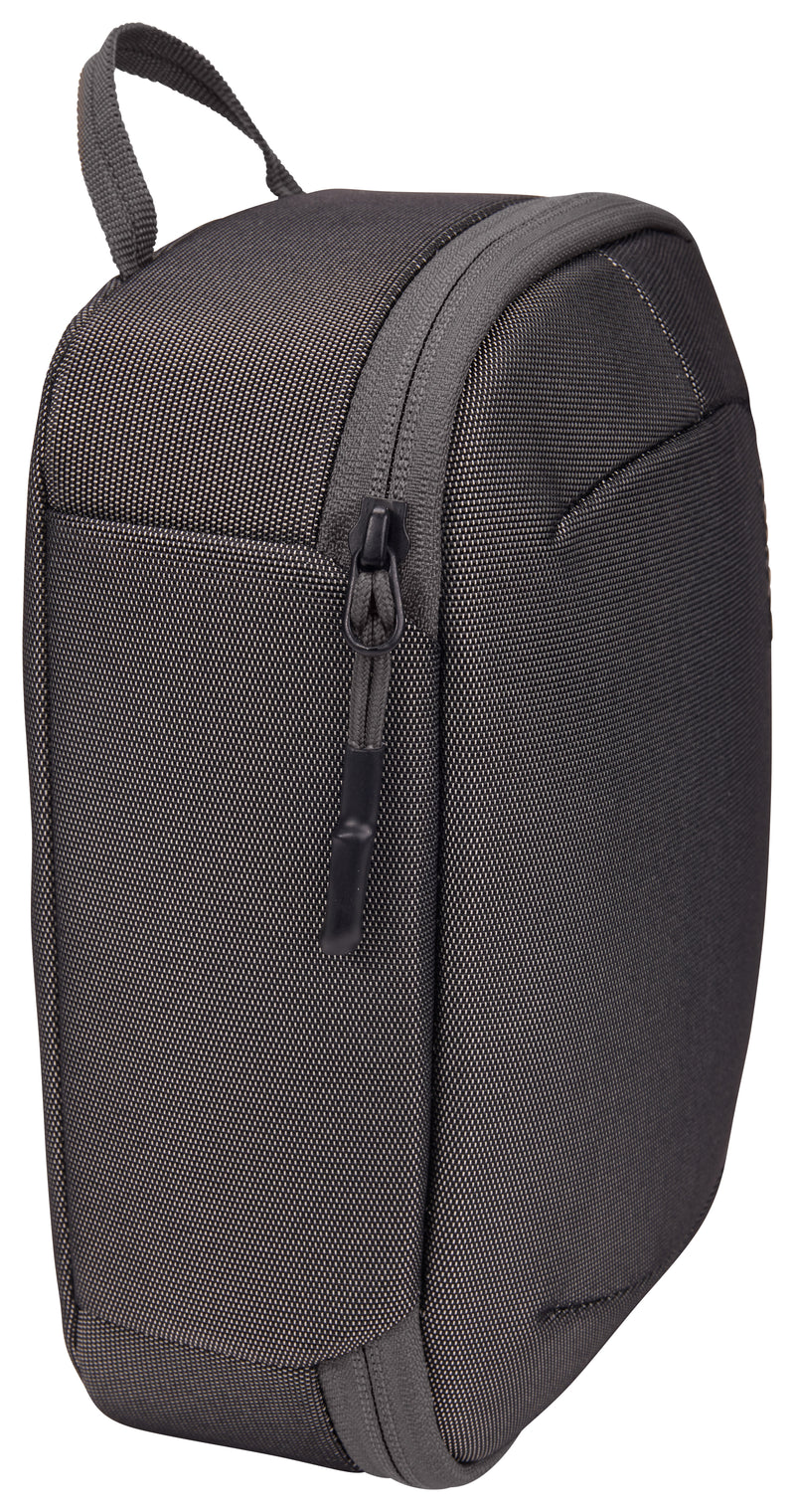 Versatile Thule PowerShuttle case, provides storage for chargers, cords, small electronics and other items, quick access to gear and a comfortable carry in any environment.