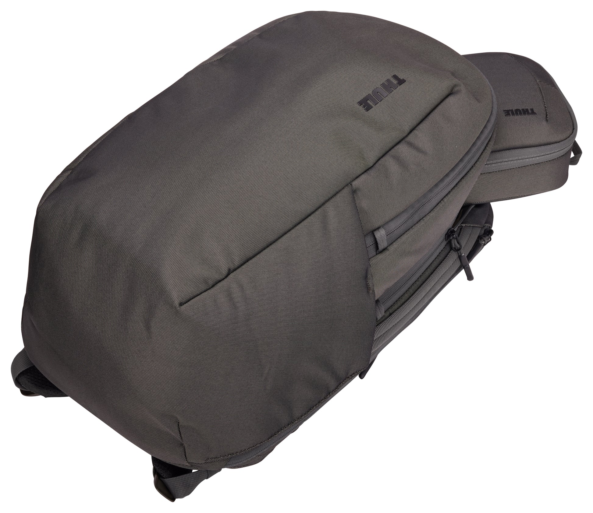 Versatile Thule PowerShuttle case, provides storage for chargers, cords, small electronics and other items, quick access to gear and a comfortable carry in any environment.