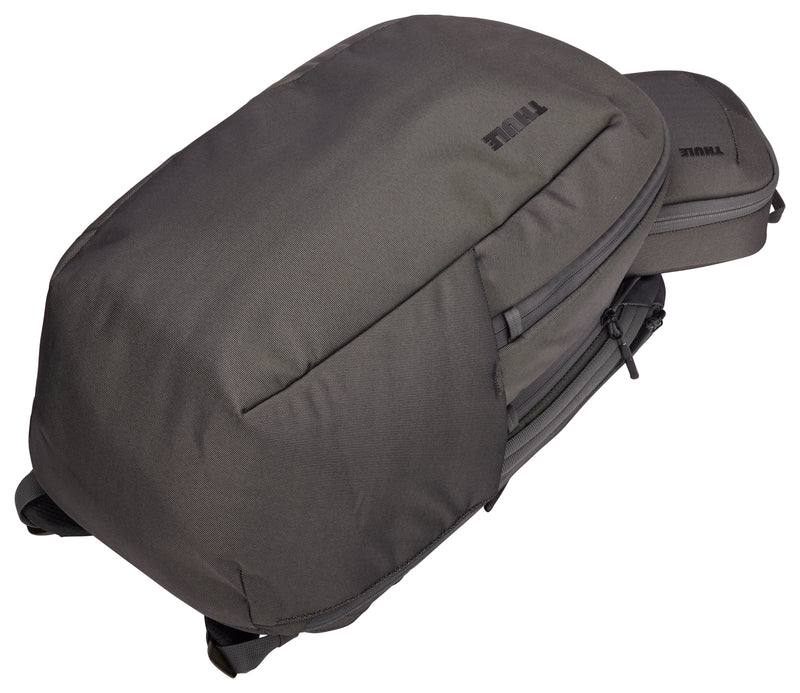 Versatile Thule PowerShuttle case, provides storage for chargers, cords, small electronics and other items, quick access to gear and a comfortable carry in any environment.
