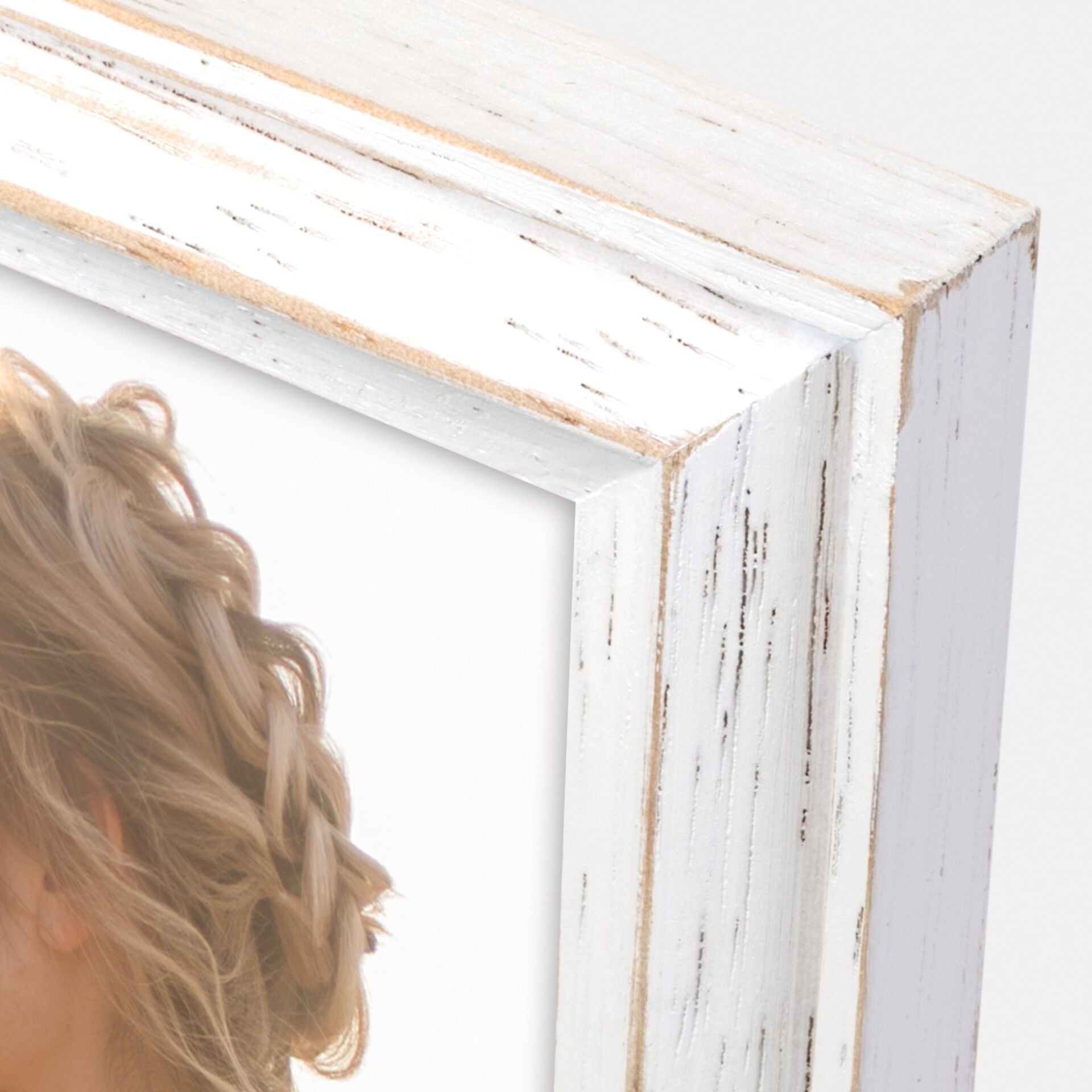 A ZEP white frame featuring a touching photograph of a mother and her daughter, capturing a special moment. Detailed corner.