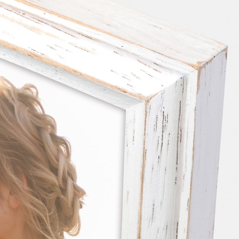 A ZEP white frame featuring a touching photograph of a mother and her daughter, capturing a special moment. Detailed corner.